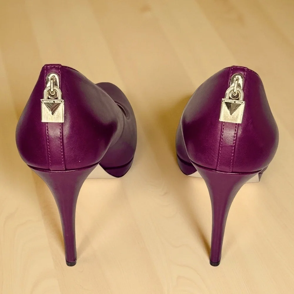 Michael Kors Genuine NWOT Antoinette Leather Pump burgundy SZ/9 Gold MK logo
